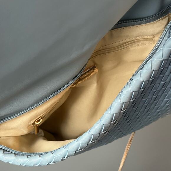 EMA Forever light blue wicker patterned clutch / crossbody magnet zipper closure - Picture 5 of 7